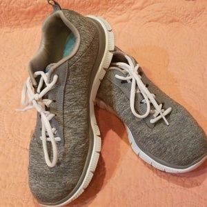 Skechers Memory Form sz 8